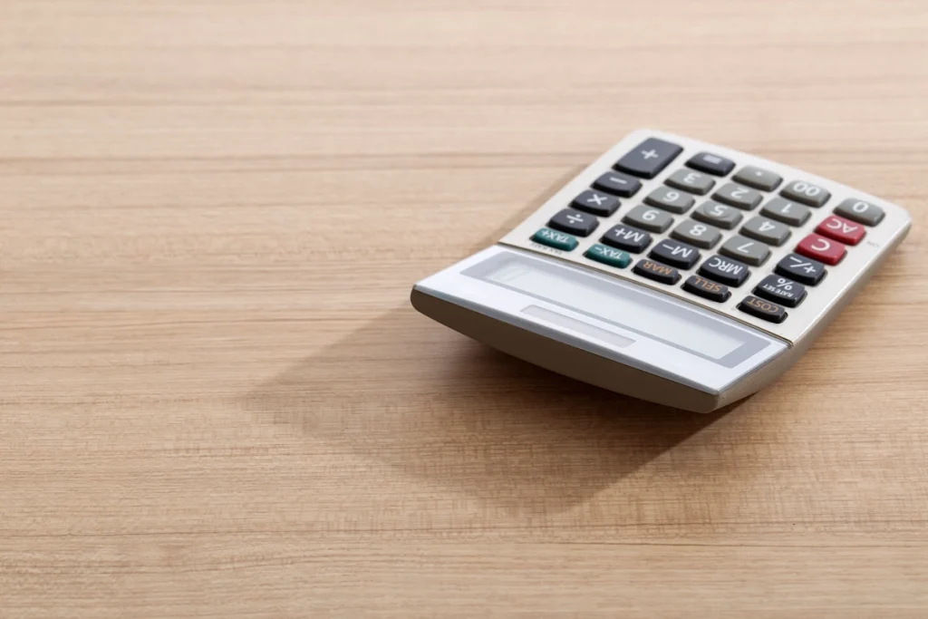 calculadora apoyada en una mesa