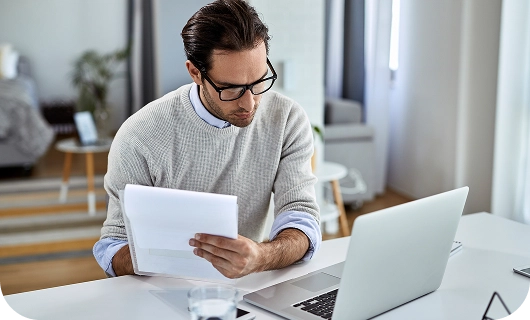 hombre leyendo documentos