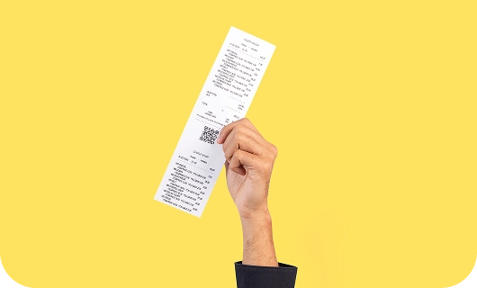 mano con un ticket