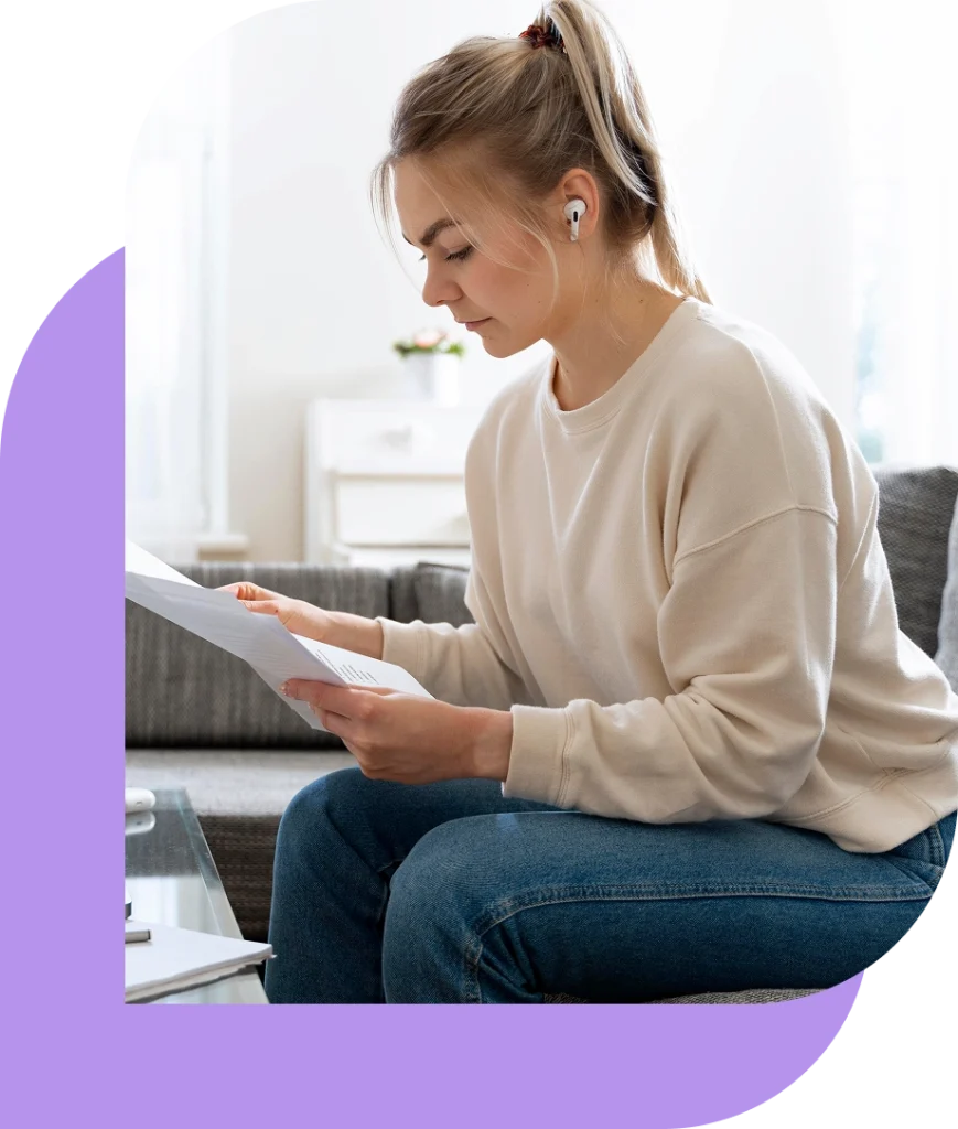mujer leyendo documentos
